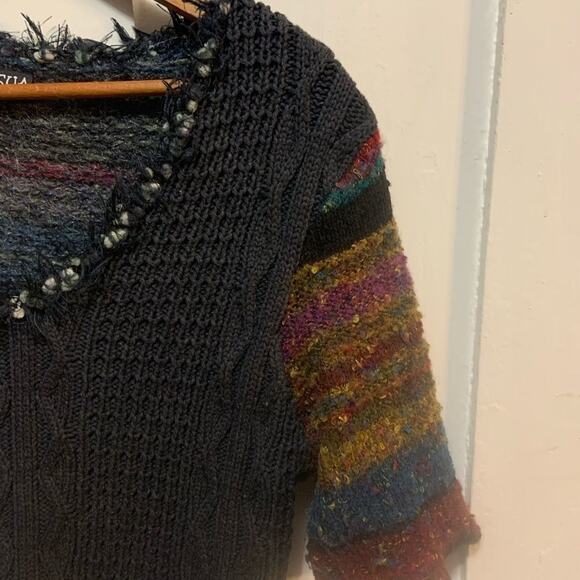 Akosua v-neck fluffy sweater w 3/4 length sleeves in a Sz medium. Colorful - Picture 2 of 7